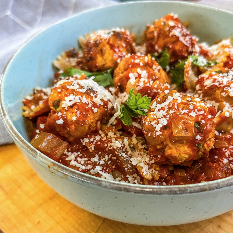Turkey meatballs with wholemeal farfalle in tomato and vegetable sauce